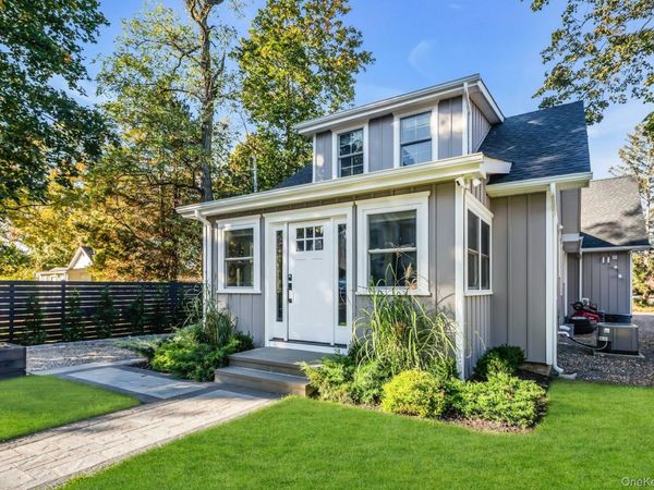 2 Roosevelt Street, Bayville, NY 11709