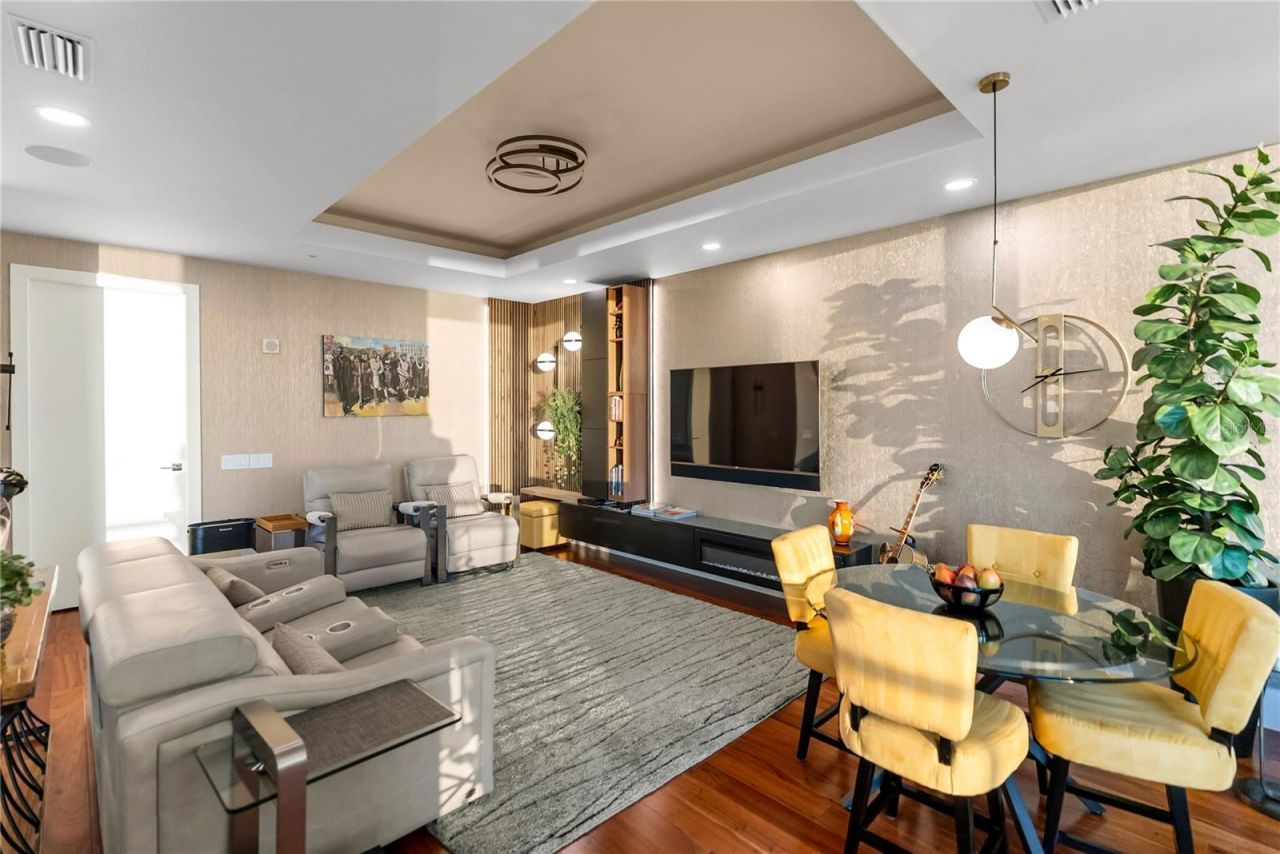 540 N Tamiami Trail, Unit 702, Sarasota, FL 34236 Photo