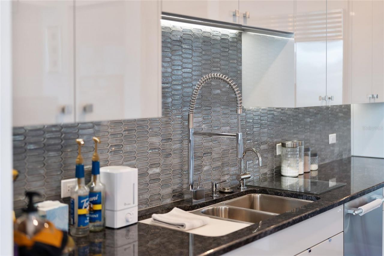 540 N Tamiami Trail, Unit 702, Sarasota, FL 34236 Photo