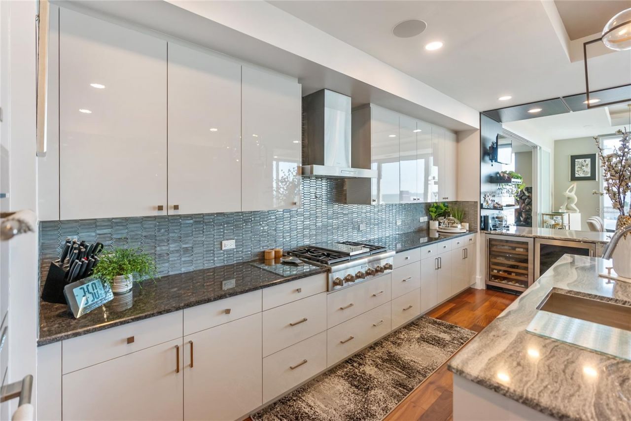 540 N Tamiami Trail, Unit 702, Sarasota, FL 34236 Photo