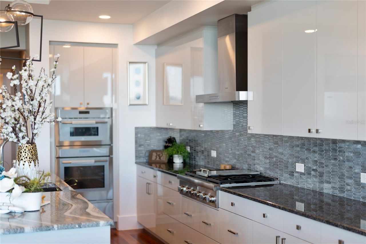 540 N Tamiami Trail, Unit 702, Sarasota, FL 34236 Photo