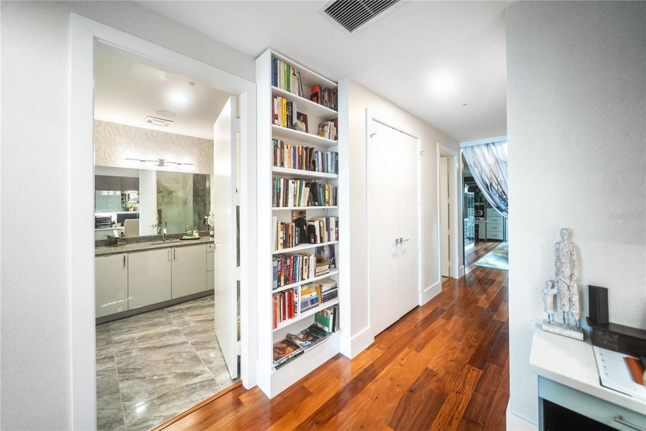540 N Tamiami Trail, Unit 702, Sarasota, FL 34236 Photo