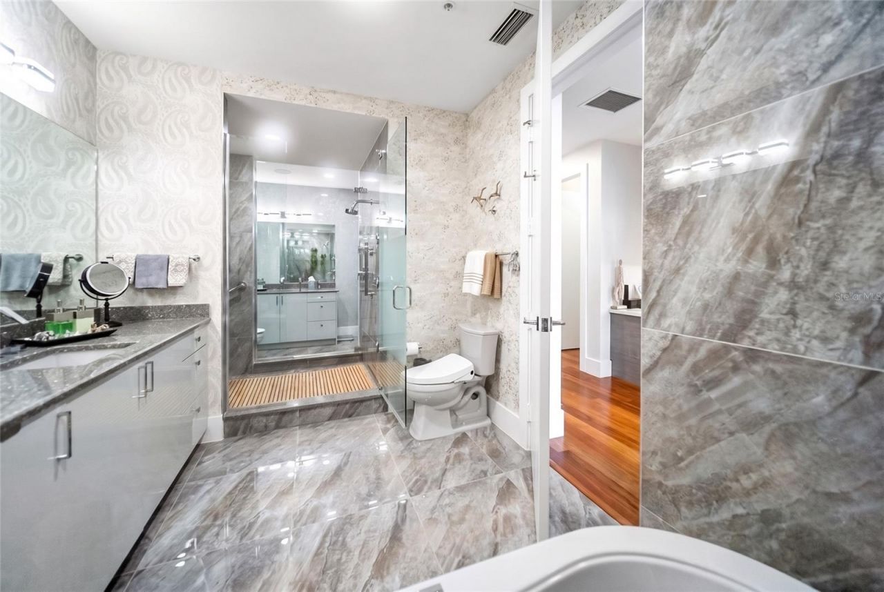 540 N Tamiami Trail, Unit 702, Sarasota, FL 34236 Photo