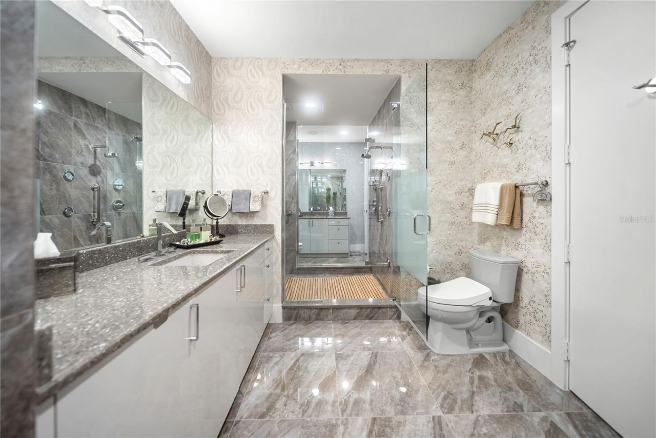 540 N Tamiami Trail, Unit 702, Sarasota, FL 34236 Photo