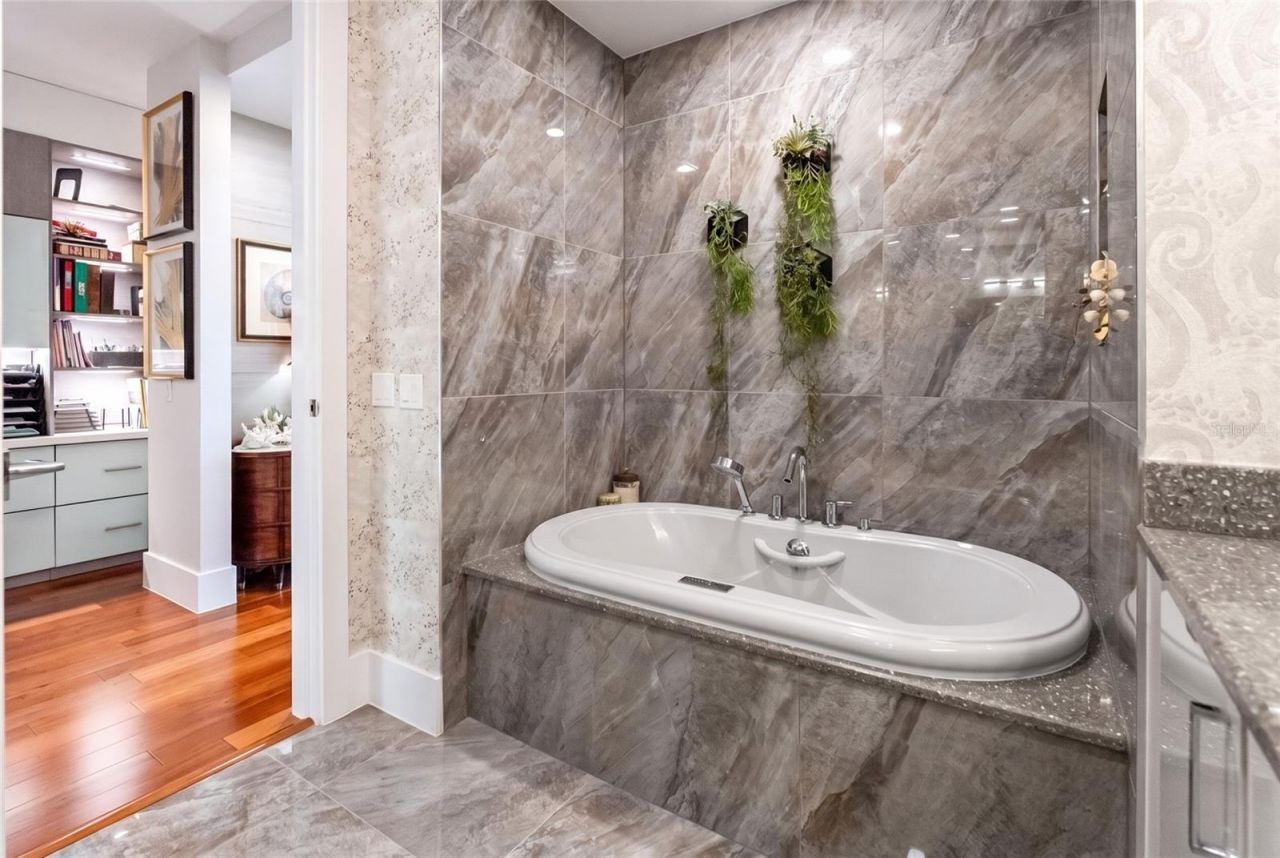 540 N Tamiami Trail, Unit 702, Sarasota, FL 34236 Photo