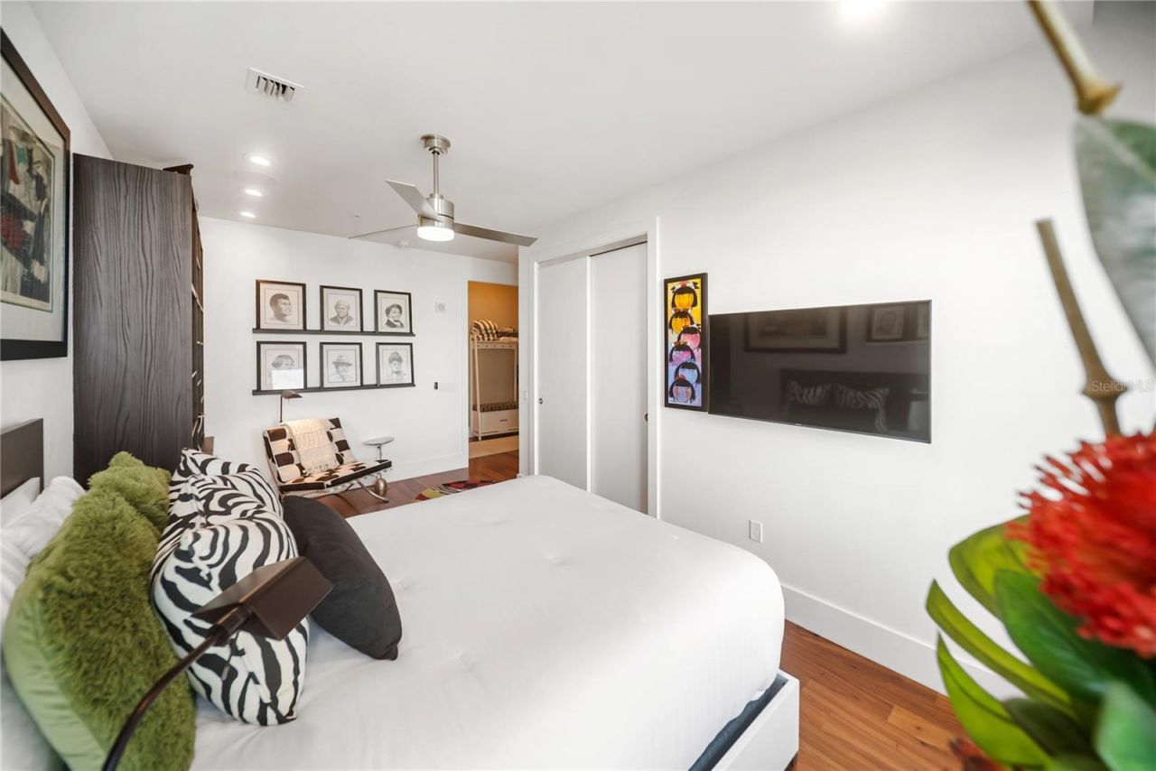 540 N Tamiami Trail, Unit 702, Sarasota, FL 34236 Photo