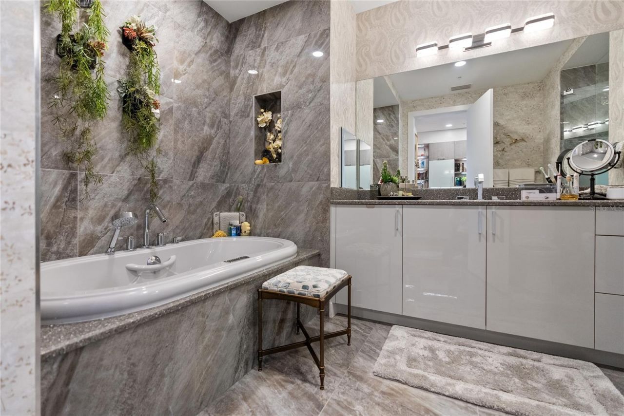 540 N Tamiami Trail, Unit 702, Sarasota, FL 34236 Photo