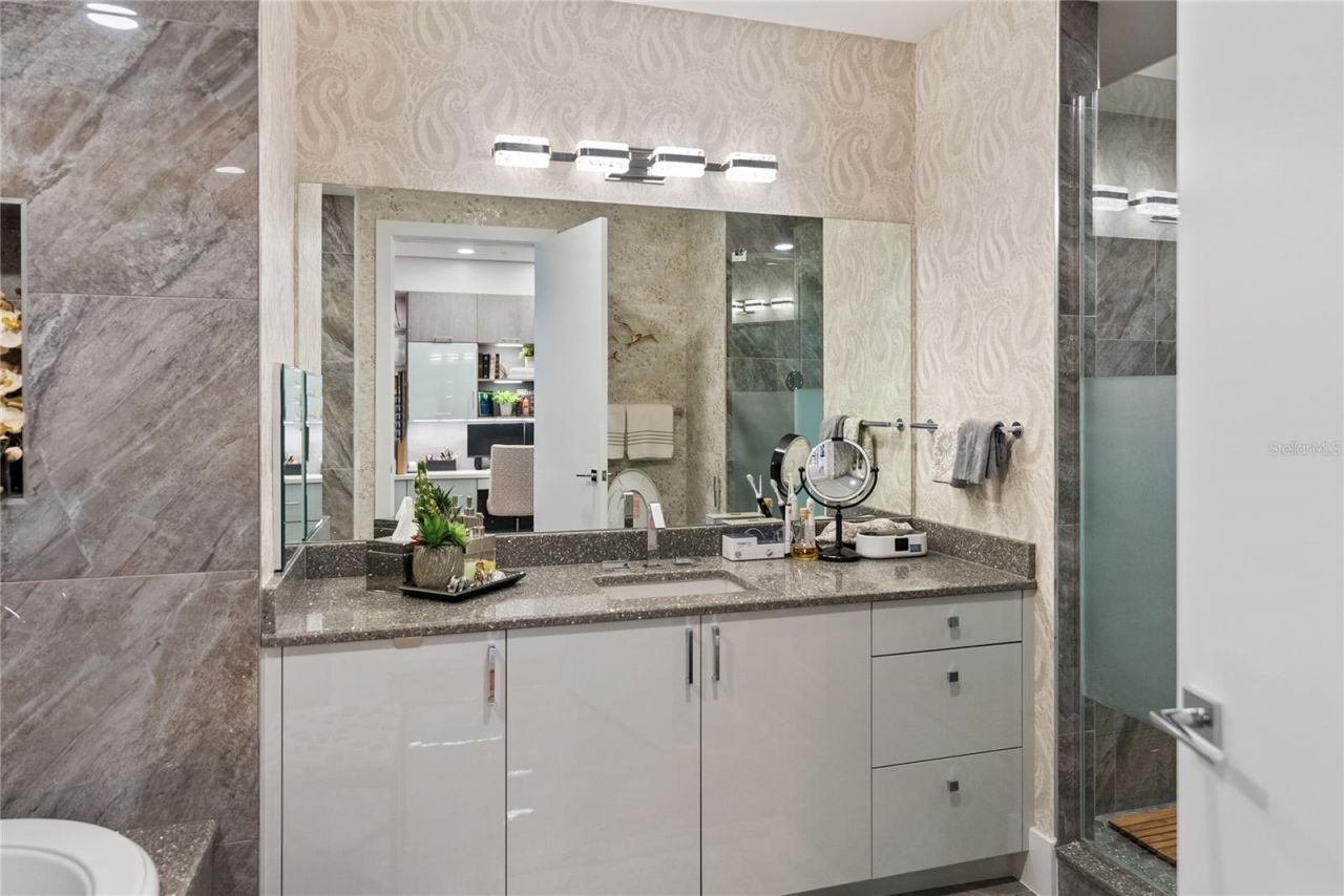 540 N Tamiami Trail, Unit 702, Sarasota, FL 34236 Photo