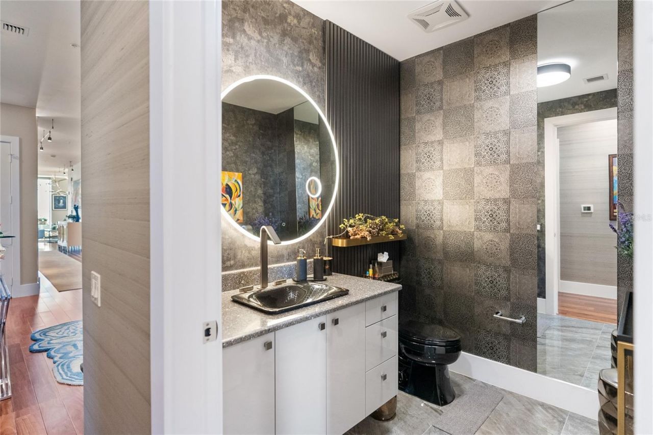 540 N Tamiami Trail, Unit 702, Sarasota, FL 34236 Photo