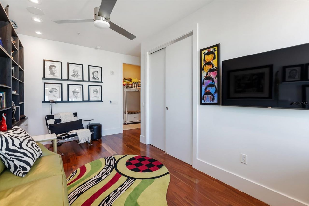 540 N Tamiami Trail, Unit 702, Sarasota, FL 34236 Photo