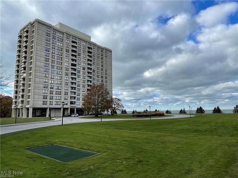 2 Bratenahl Place, Unit 2D, Bratenahl, OH 44108 Photo 2