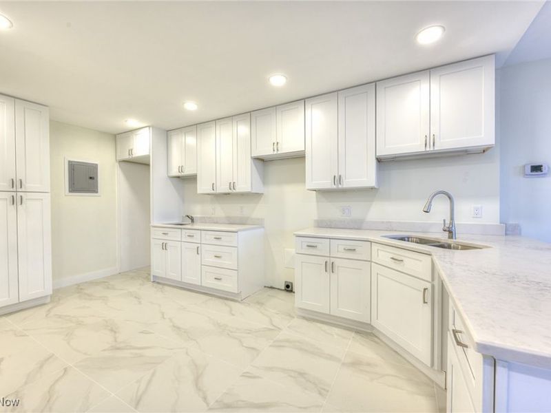 2 Bratenahl Place, Unit 2D, Bratenahl, OH 44108 Photo 9