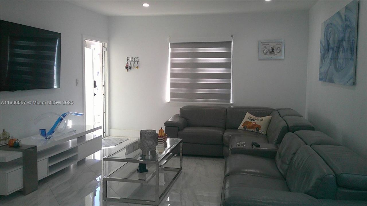 5066 E 9th Ct, Hialeah, FL 33013 Photo