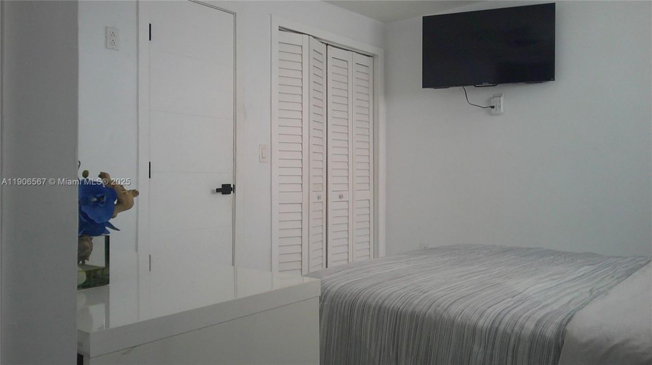 5066 E 9th Ct, Hialeah, FL 33013 Photo