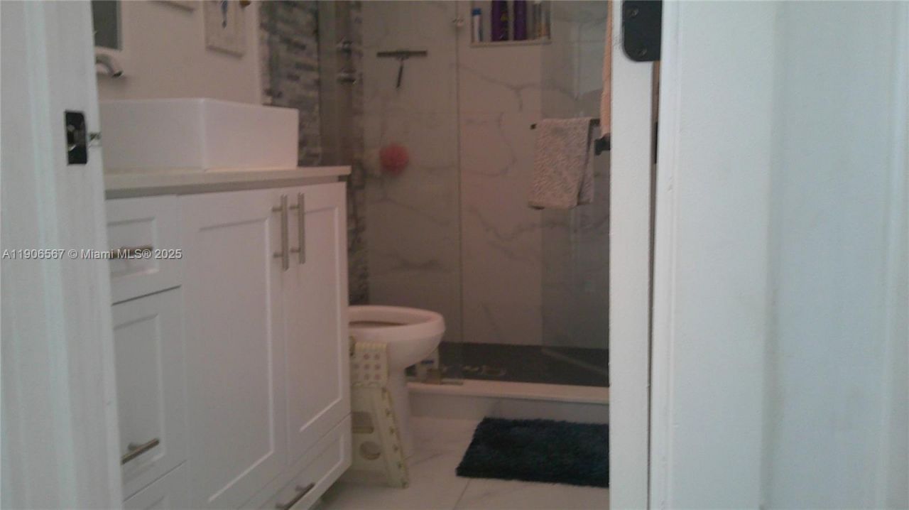 5066 E 9th Ct, Hialeah, FL 33013 Photo