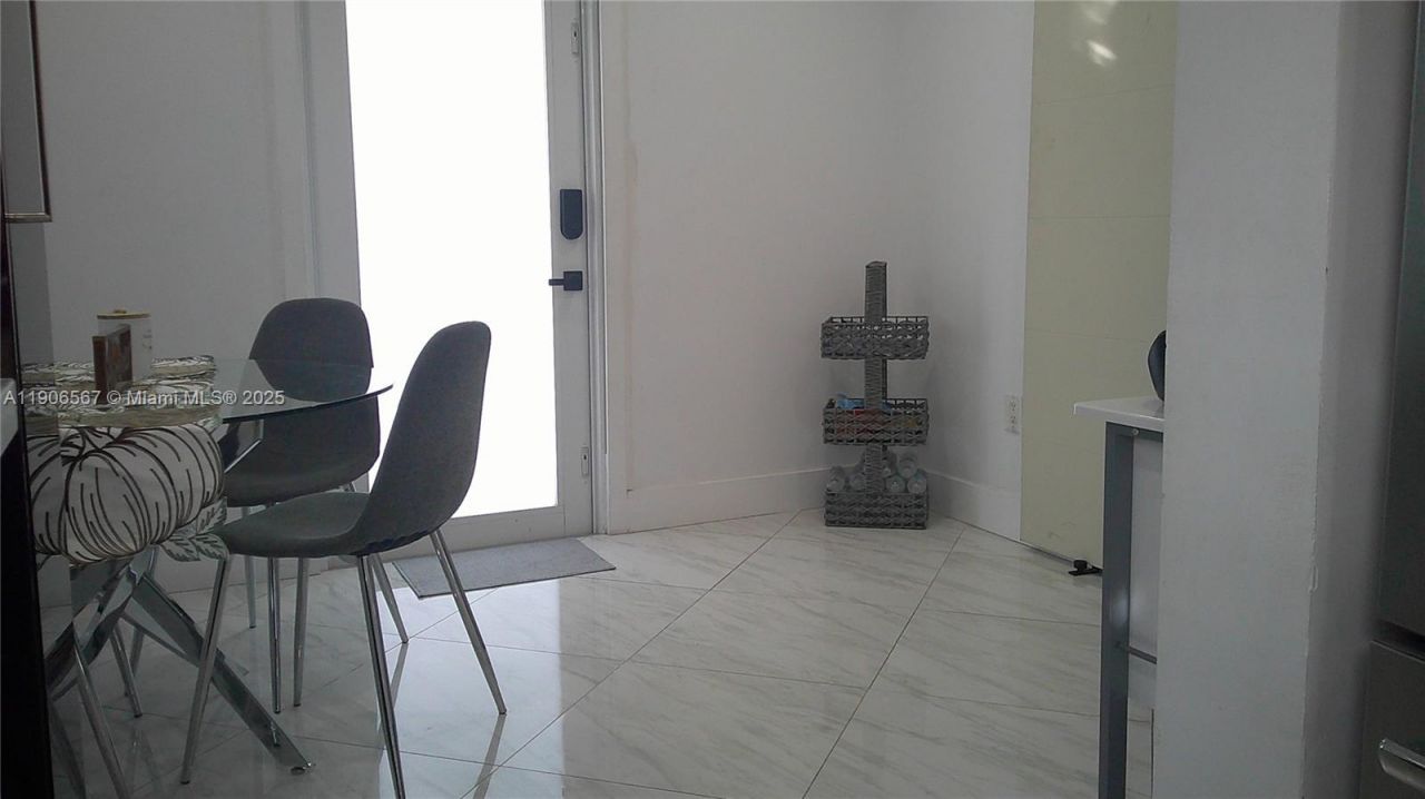 5066 E 9th Ct, Hialeah, FL 33013 Photo