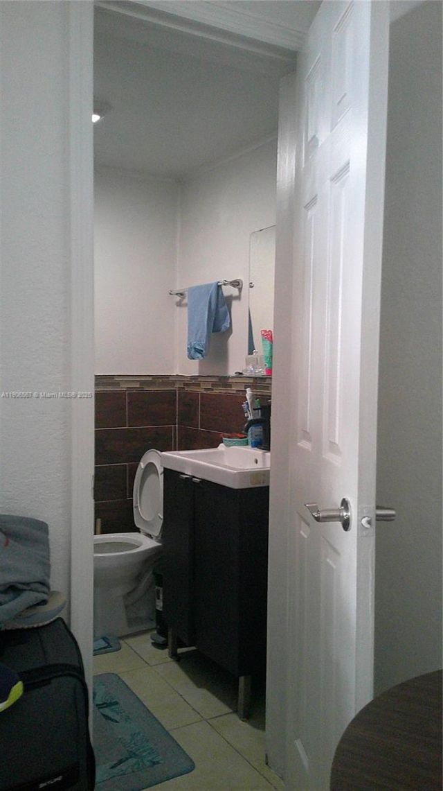 5066 E 9th Ct, Hialeah, FL 33013 Photo