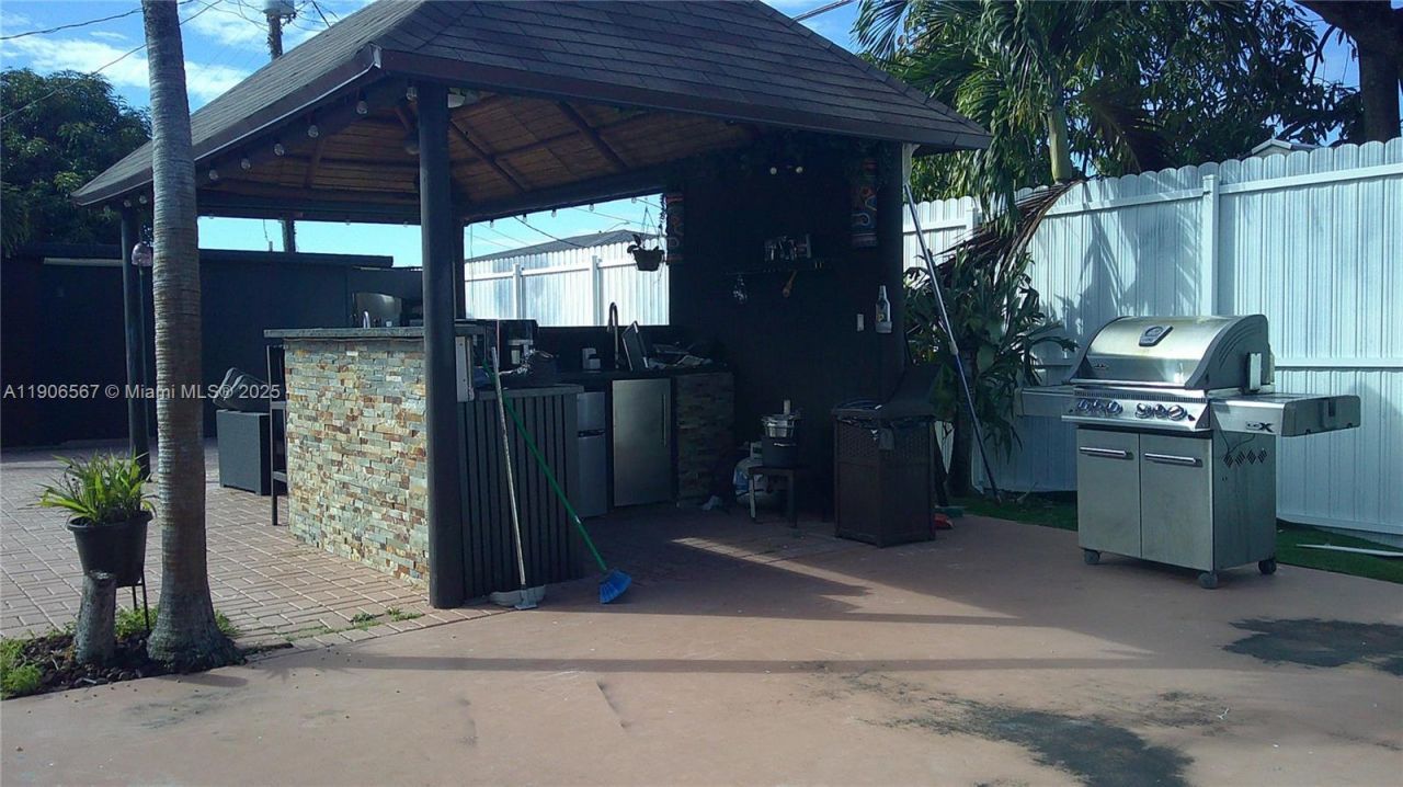 5066 E 9th Ct, Hialeah, FL 33013 Photo