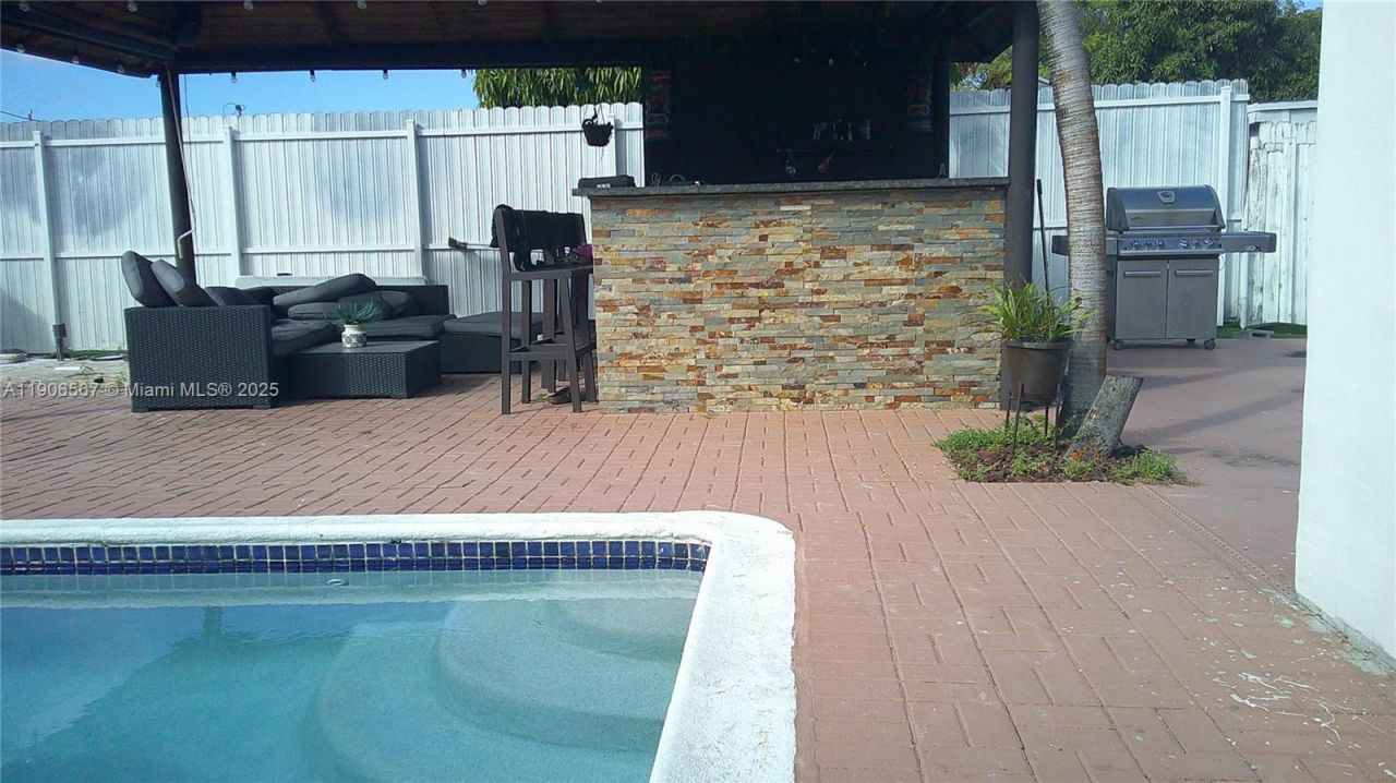 5066 E 9th Ct, Hialeah, FL 33013 Photo