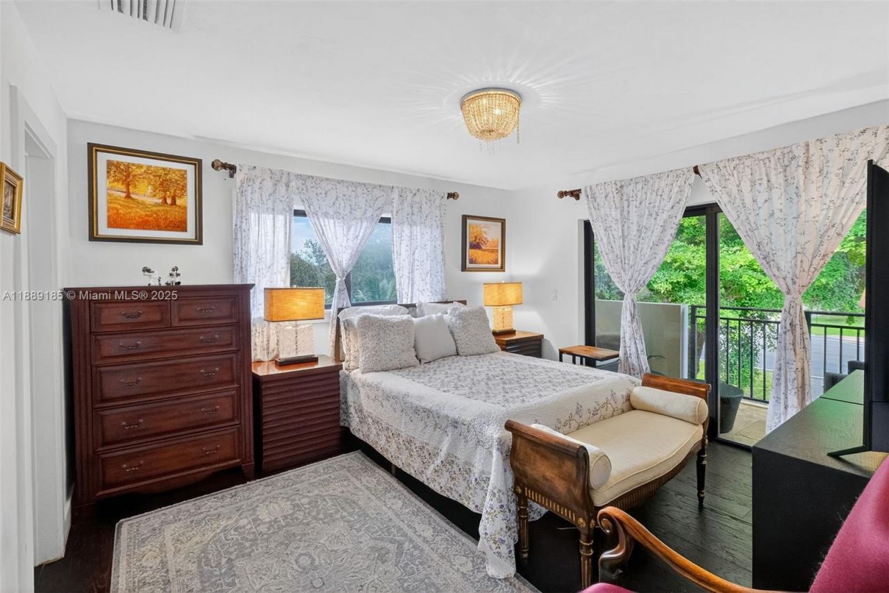 6345 Maynada St, Coral Gables, FL 33146 Photo