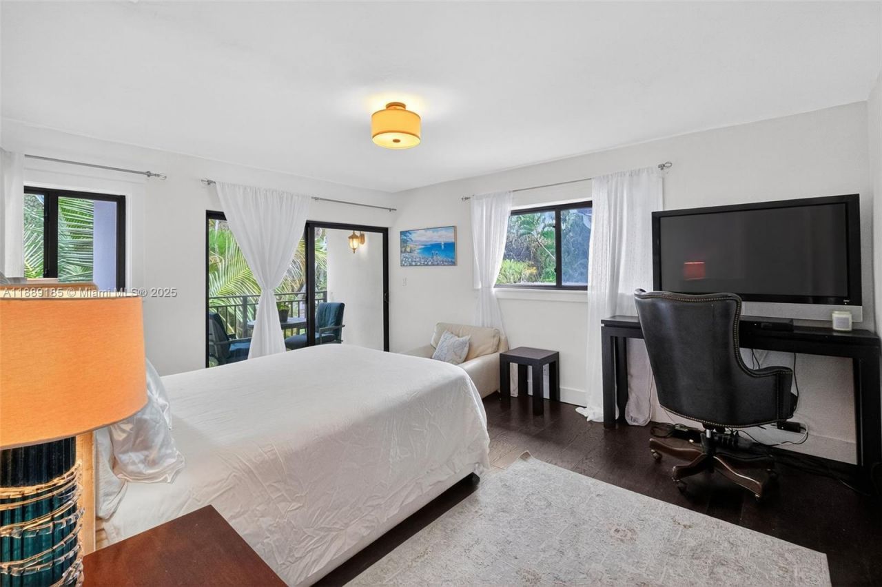 6345 Maynada St, Coral Gables, FL 33146 Photo