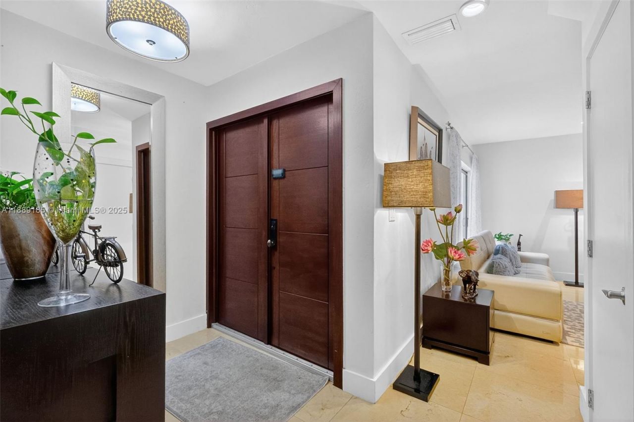 6345 Maynada St, Coral Gables, FL 33146 Photo