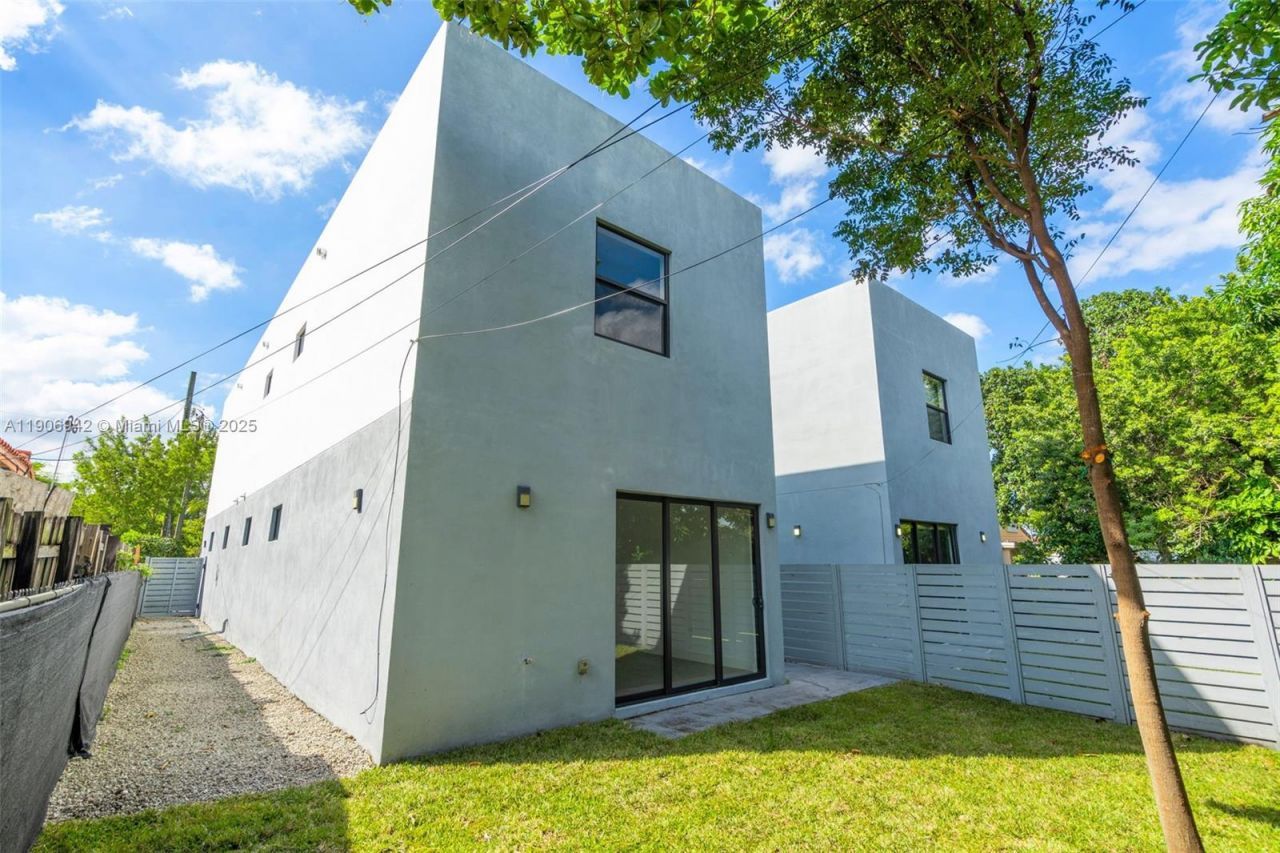 223 NW 40th Ct, Miami, FL 33126 Photo