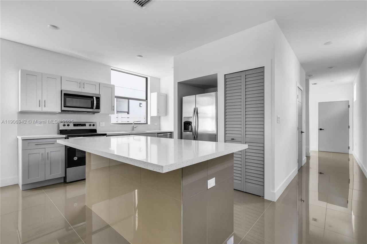 223 NW 40th Ct, Miami, FL 33126 Photo