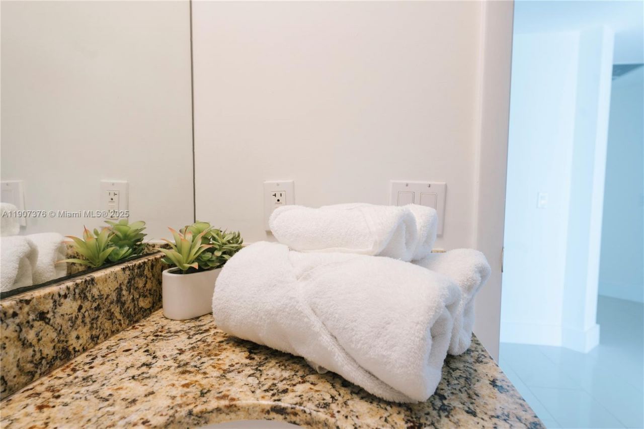 41 SE 5th St, Unit 1217, Miami, FL 33131 Photo