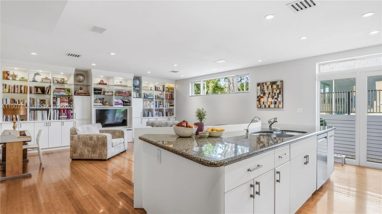 4805 Cherokee Ave, Miami Beach, FL 33140 Photo