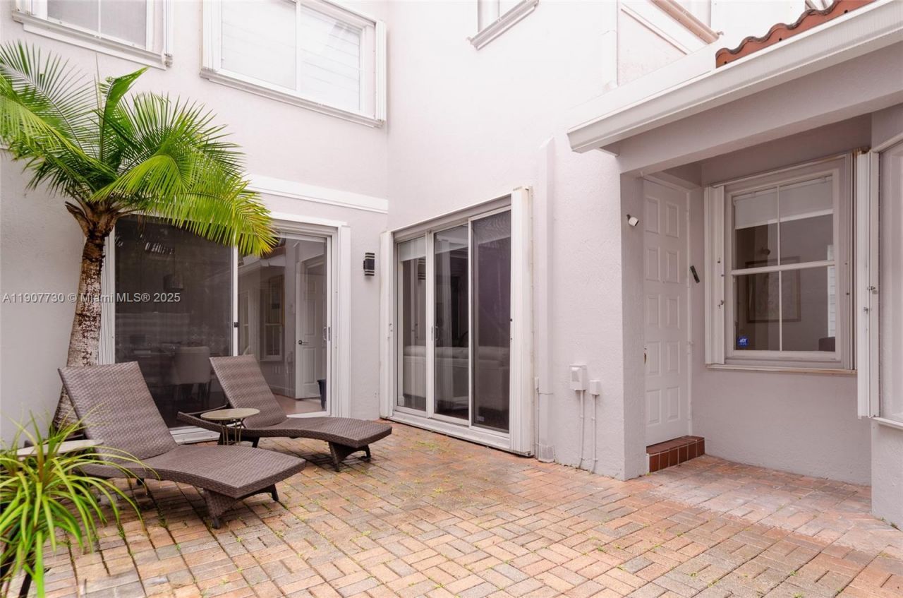 1115 Cherrypalm, Hollywood, FL 33019 Photo