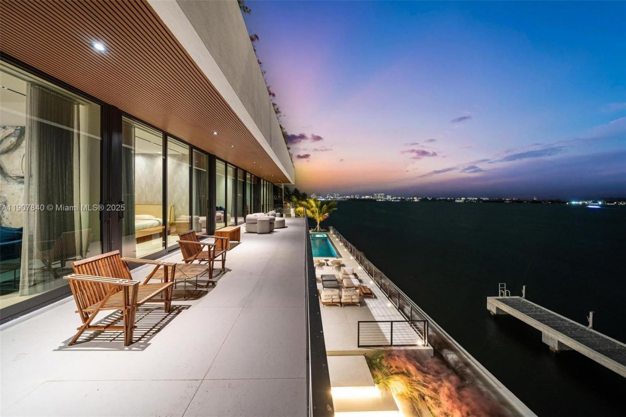 11400 N Bayshore Dr, North Miami, FL 33181 Photo