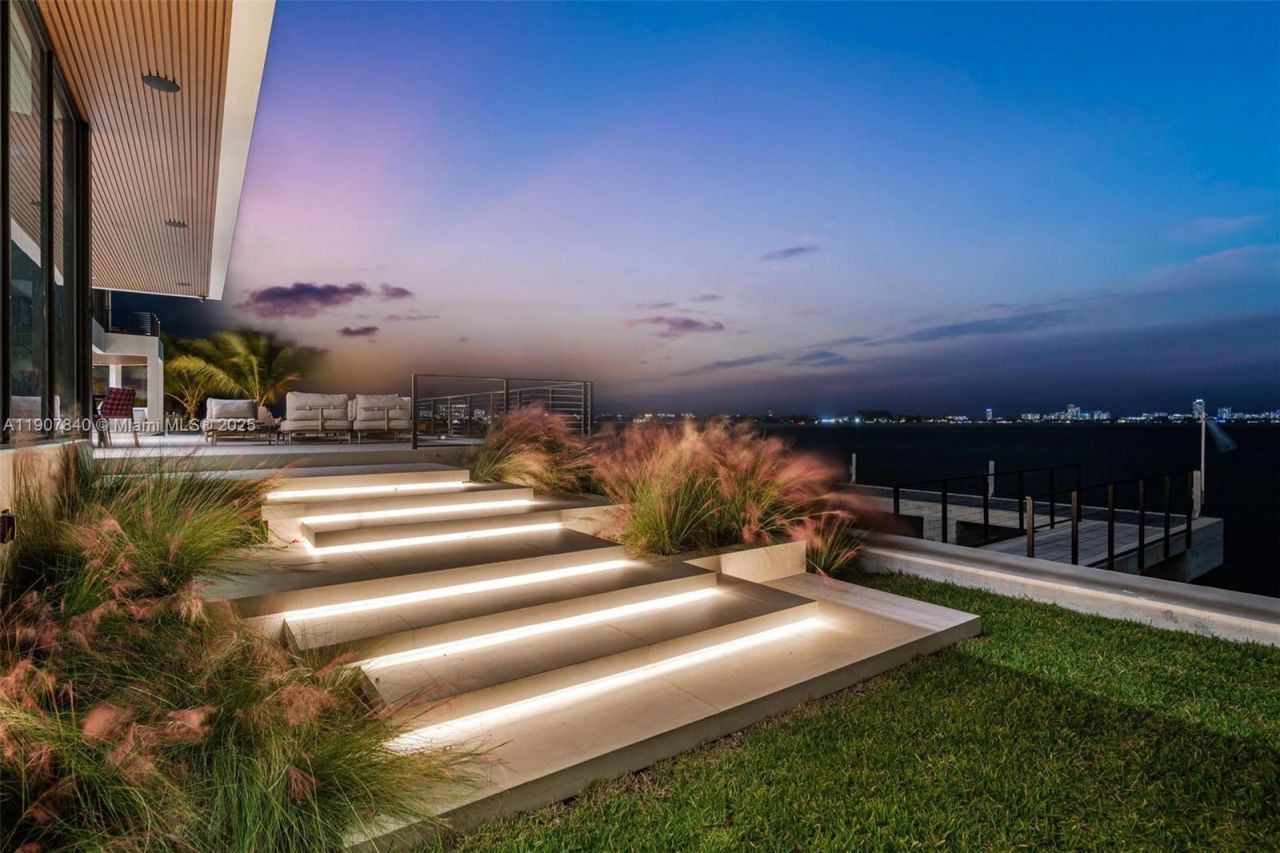 11400 N Bayshore Dr, North Miami, FL 33181 Photo