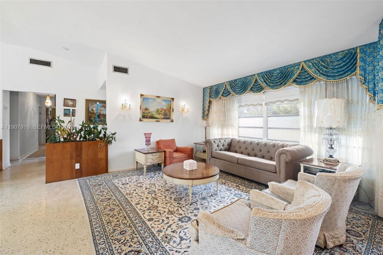 4601 Royal Palm Ave, Miami Beach, FL 33140 Photo