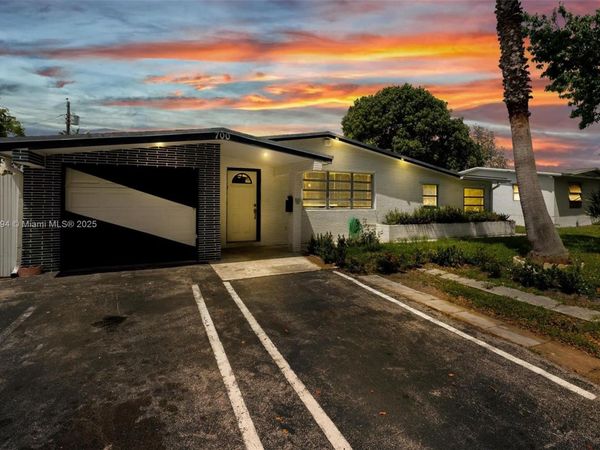 700 SW 67th Ave, Pembroke Pines, FL 33023