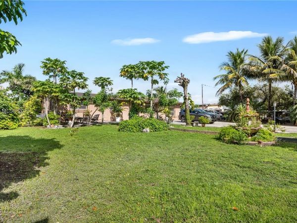 15550 NW 122nd Ave, Hialeah, FL 33018