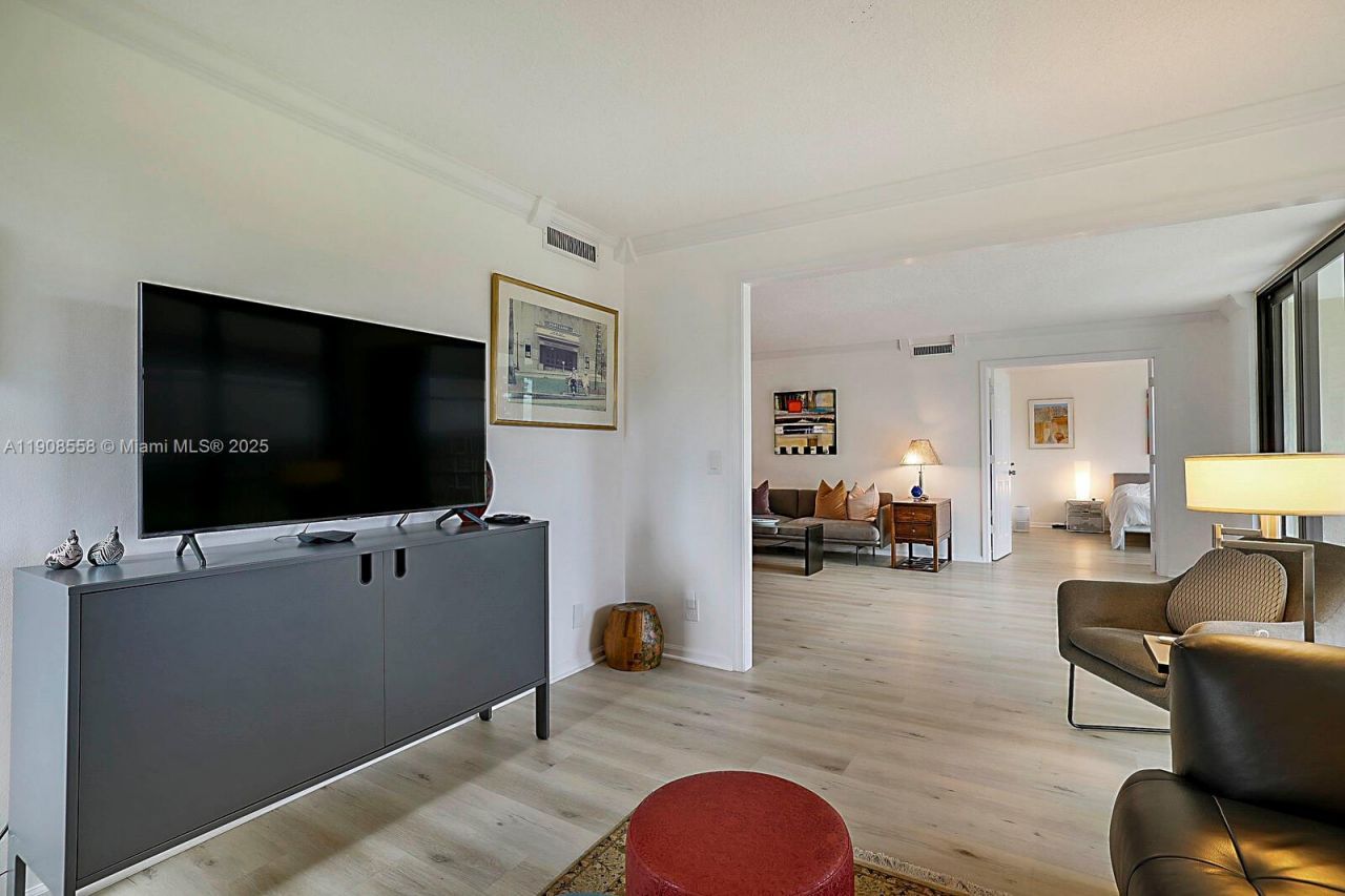 5390 Woodland Lakes Dr, Unit 301, Palm Beach Gardens, FL 33418 Photo