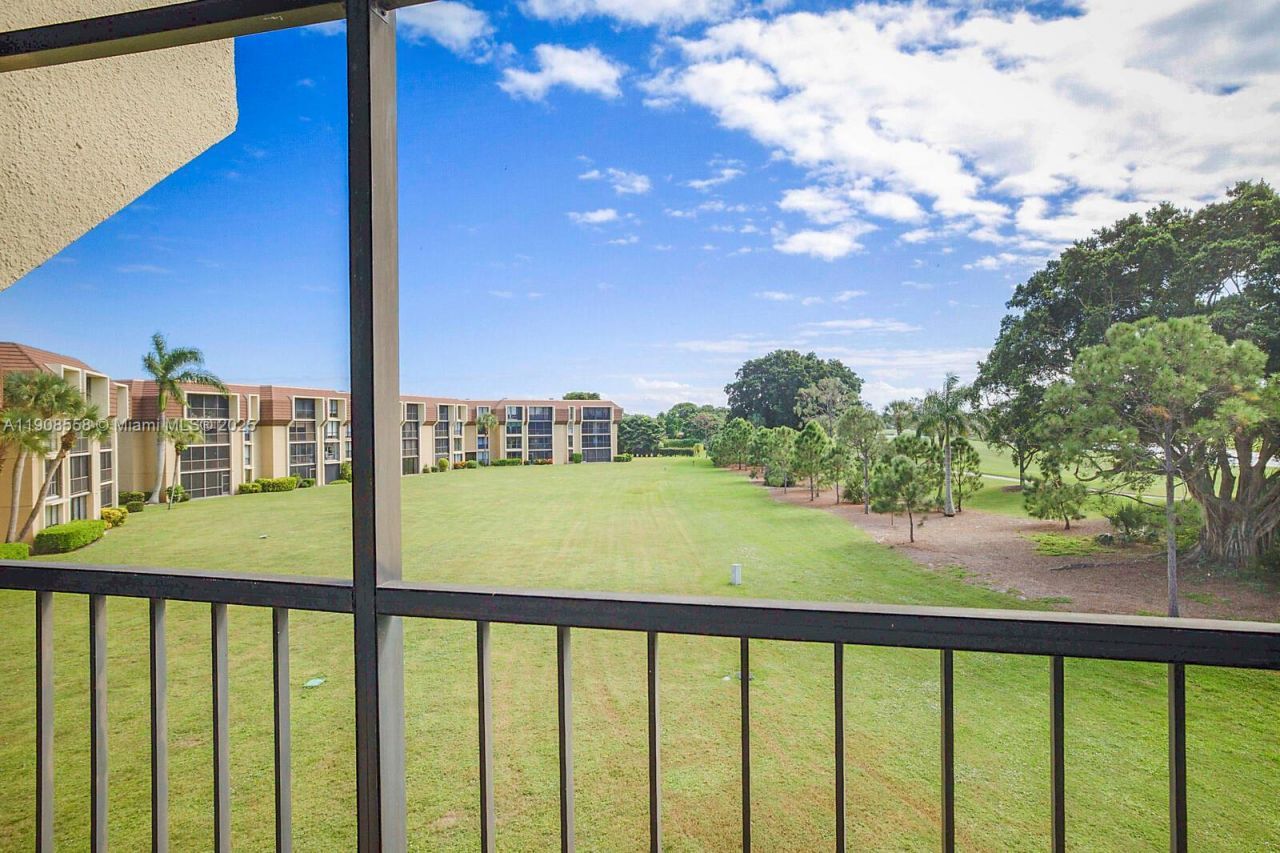 5390 Woodland Lakes Dr, Unit 301, Palm Beach Gardens, FL 33418 Photo