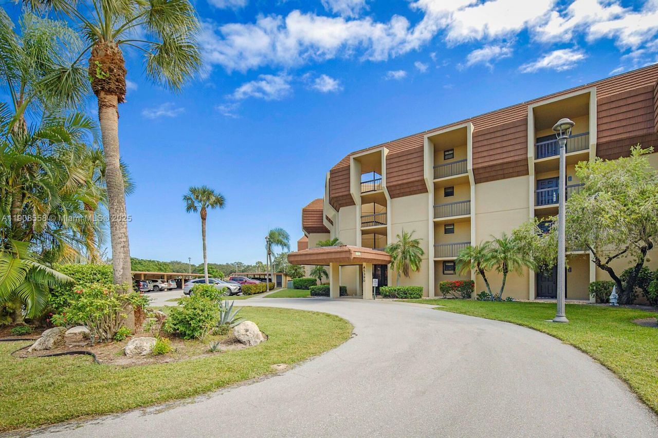 5390 Woodland Lakes Dr, Unit 301, Palm Beach Gardens, FL 33418 Photo