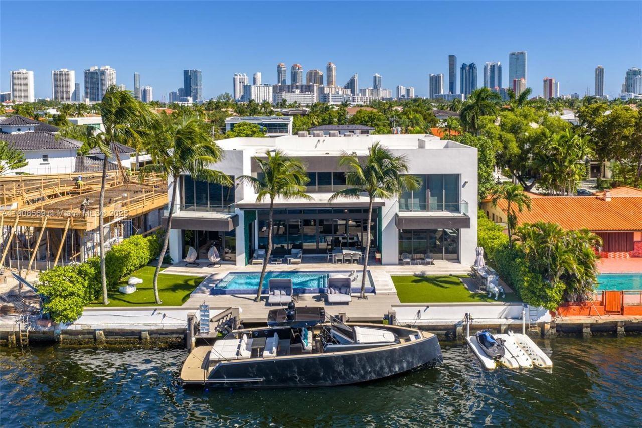 16470 NE 30th Ave, North Miami Beach, FL 33160 Photo