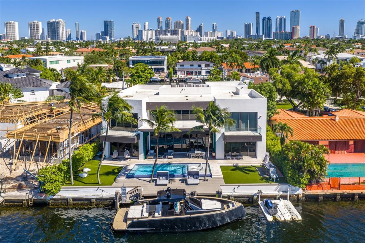 16470 NE 30th Ave, North Miami Beach, FL 33160 Photo