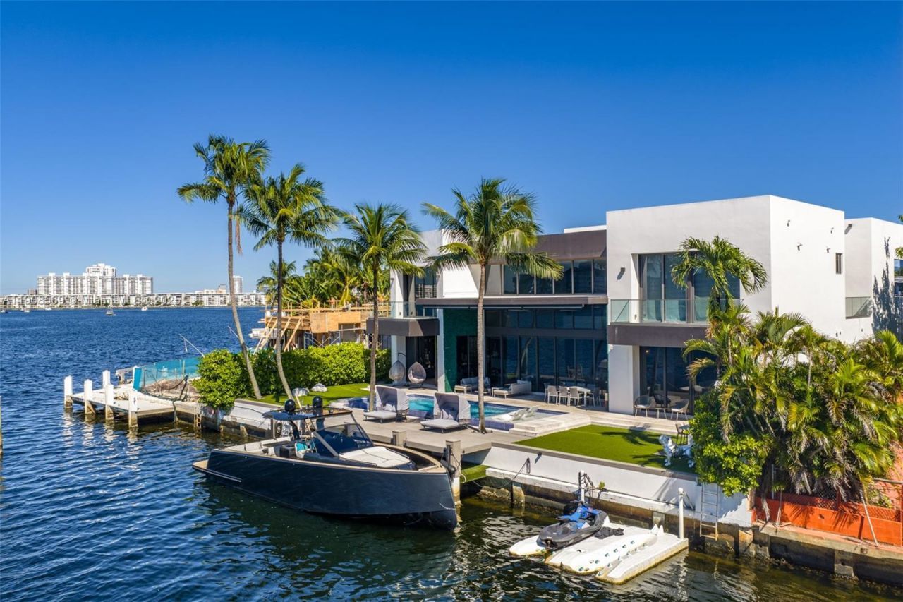 16470 NE 30th Ave, North Miami Beach, FL 33160 Photo