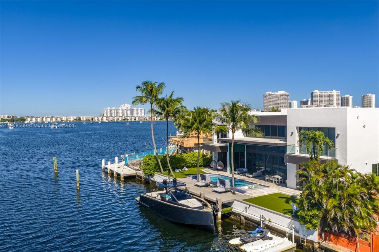 16470 NE 30th Ave, North Miami Beach, FL 33160 Photo