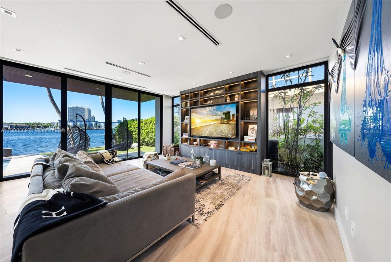 16470 NE 30th Ave, North Miami Beach, FL 33160 Photo