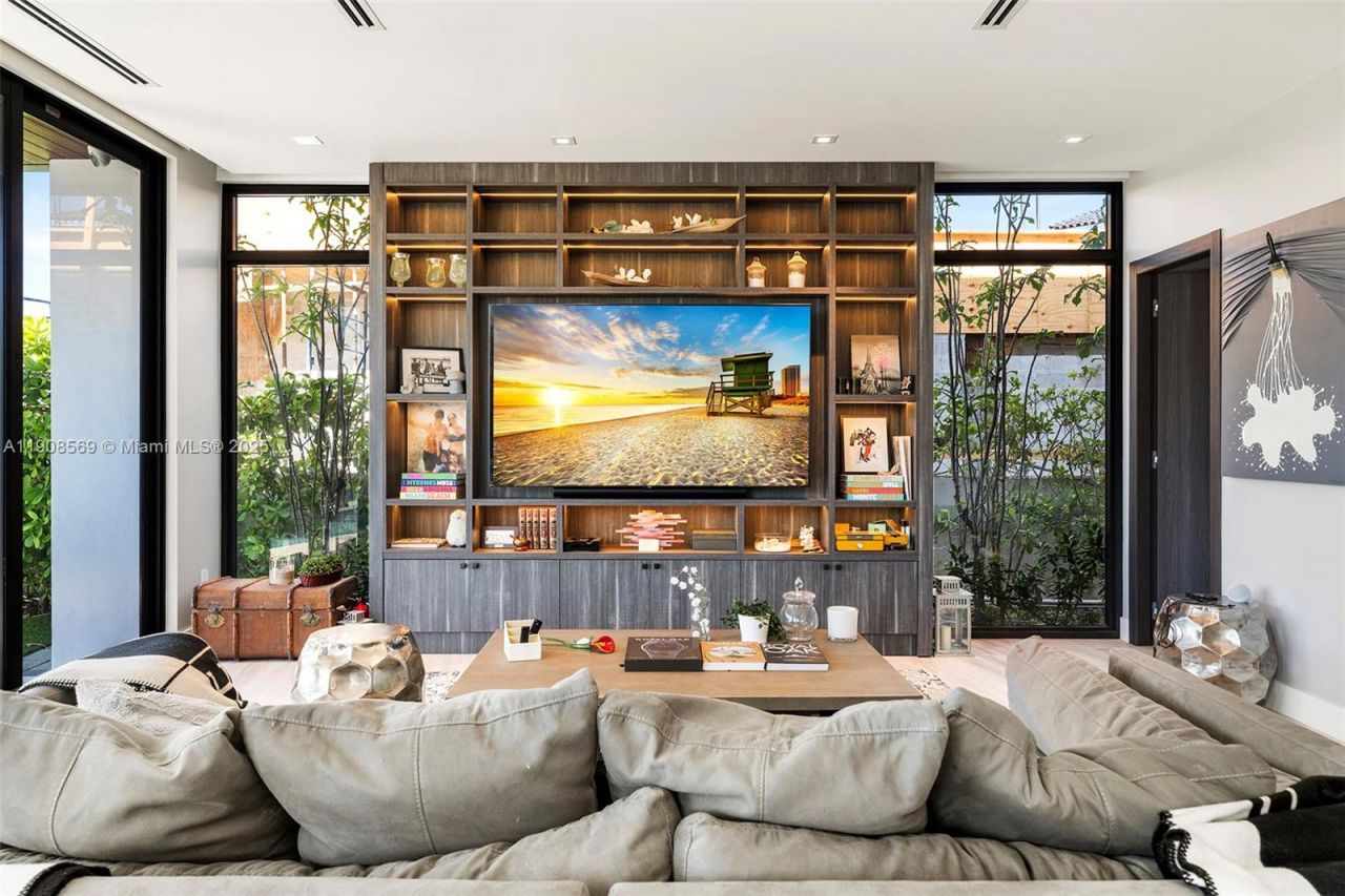 16470 NE 30th Ave, North Miami Beach, FL 33160 Photo