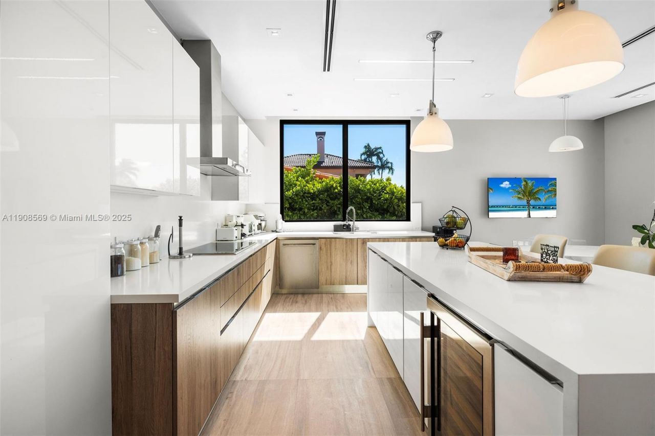 16470 NE 30th Ave, North Miami Beach, FL 33160 Photo