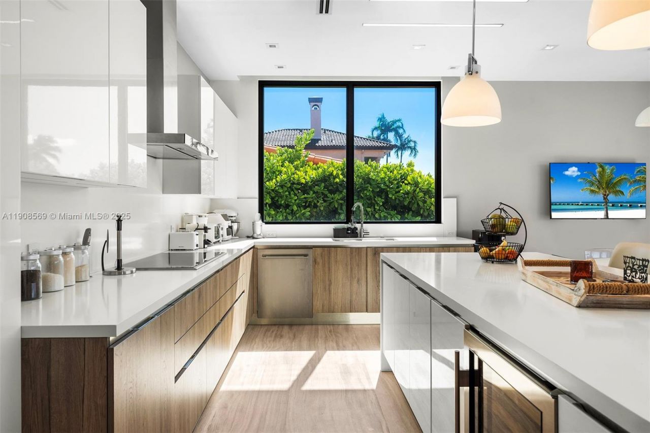 16470 NE 30th Ave, North Miami Beach, FL 33160 Photo