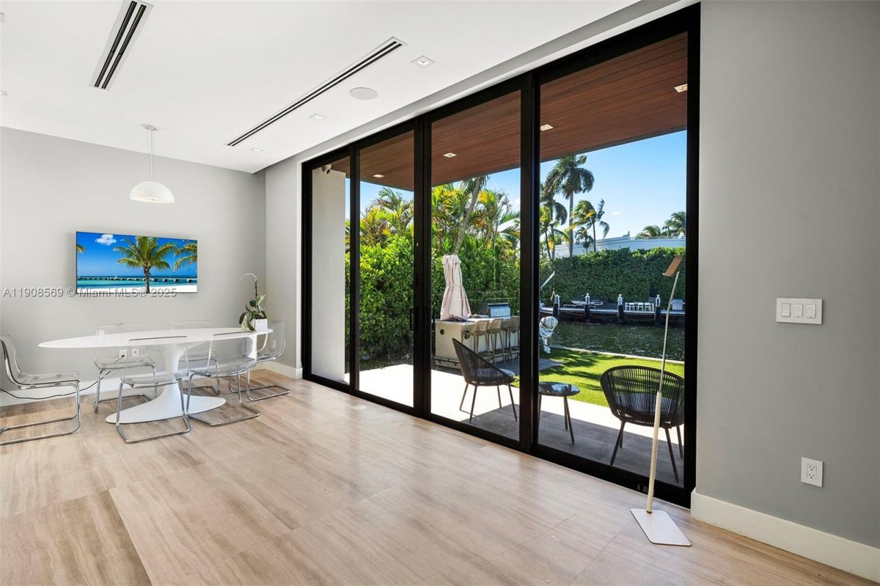 16470 NE 30th Ave, North Miami Beach, FL 33160 Photo