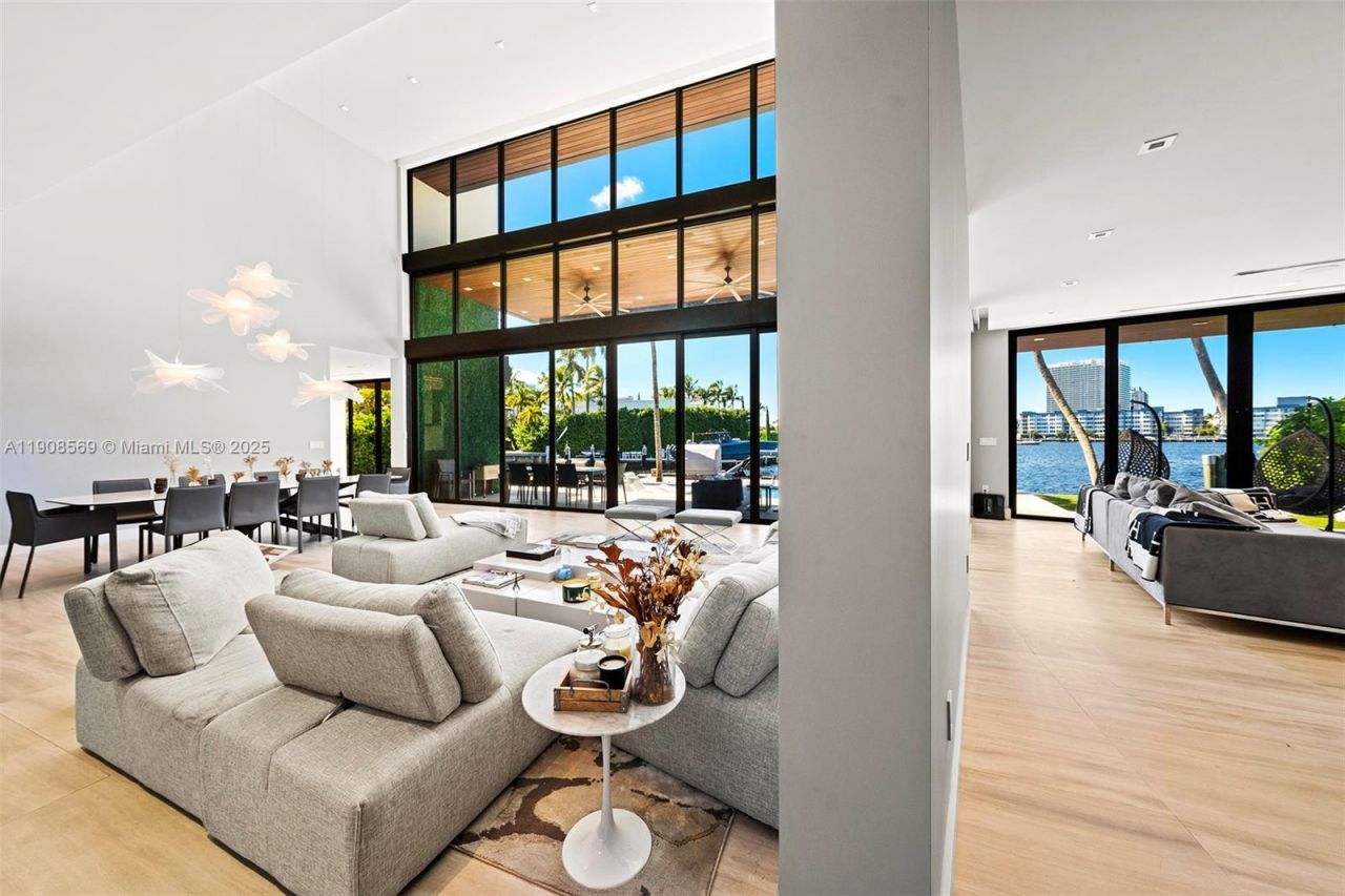 16470 NE 30th Ave, North Miami Beach, FL 33160 Photo