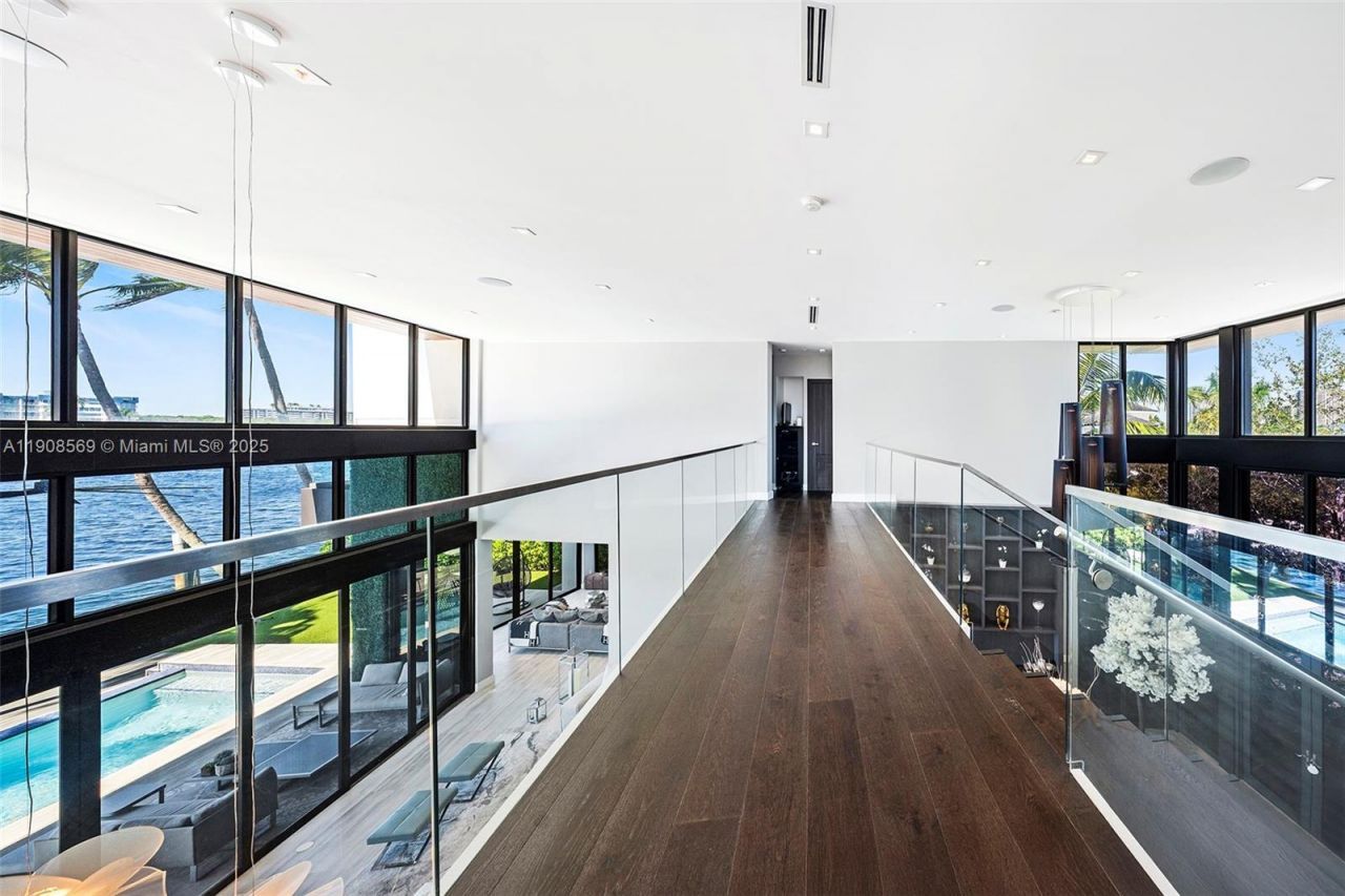 16470 NE 30th Ave, North Miami Beach, FL 33160 Photo